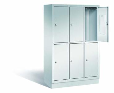 Ein lichtgrauer Fächerschrank mit drei Abteilen, sechs Türen und sechs Fächern. Integrierte Kleiderstangen mit Kleiderhaken im Spind für praktische Aufbewahrung. Ideal zur Lagerung von Kleidung und anderen Gegenständen. Steht vor einem weißen Hintergrund.