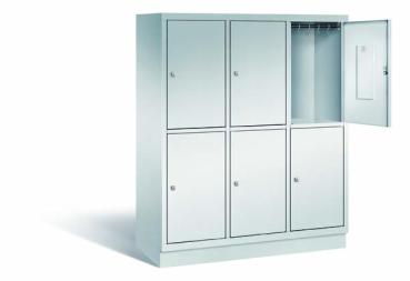 Ein lichtgrauer Fächerschrank mit drei Abteilen, sechs Türen und sechs Fächern. Integrierte Kleiderstangen mit Kleiderhaken im Spind für praktische Aufbewahrung. Ideal zur Lagerung von Kleidung und anderen Gegenständen. Steht vor einem weißen Hintergrund.