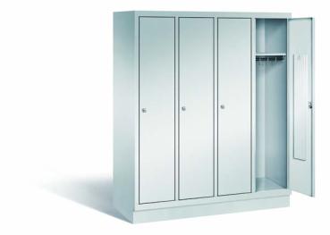 Lichtgrauer Fächerschrank mit vier Abteilen, vier Türen und vier Fächern. Darunter integrierte Kleiderstangen mit Kleiderhaken für praktische Aufbewahrung. Ideal zur Lagerung von Kleidung und anderen Gegenständen. Steht vor einem weißen Hintergrund.