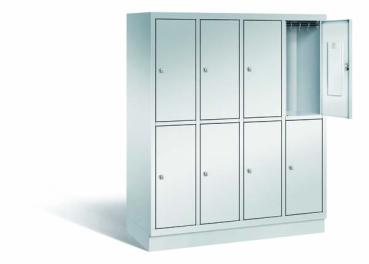 Ein lichtgrauer Fächerschrank mit vier Abteilen, acht Türen und acht Fächern. Integrierte Kleiderstangen mit Kleiderhaken im Spind für praktische Aufbewahrung. Ideal zur Lagerung von Kleidung und anderen Gegenständen. Steht vor einem weißen Hintergrund.