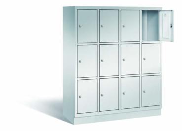 Ein lichtgrauer Fächerschrank mit vier Abteilen, zwölf Türen und zwölf Fächern, ideal zur Aufbewahrung von Gegenständen. Die obere rechte Tür ist geöffnet, während der Schrank vor einem weißen Hintergrund steht.