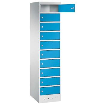 Lichtblau Laptopschrank LFS mit 10 Fächern mit Zylinderschloss, wovon das oberste Fach geöffnet ist. Der Schrank steht vor weißem Hintergrund.