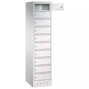 Lichtgrauer Laptopfächerschrank mit 10 Fächern mit Zylinderschloss , wovon das oberste Fach geöffnet ist. Der Schrank steht vor einem weißem Hintergrund.