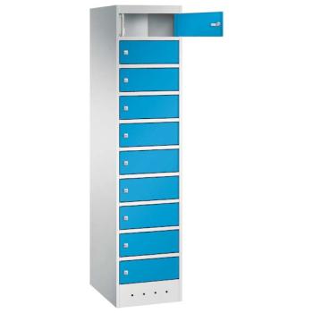 Lichtblauer Laptopfächerschrank mit 10 Fächern mit Zylinderschloss, wovon das oberste Fach geöffnet ist. Der Schrank steht vor weißem Hintergrund.