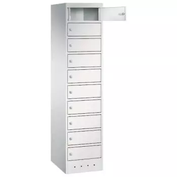 Lichtgrauer Laptopfächerschrank mit 10 Fächern mit Zylinderschloss , wovon das oberste Fach geöffnet ist. Der Schrank steht vor einem weißem Hintergrund.