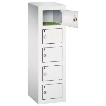 Lichtgrauer Handyfächerschrank mit 5 Fächern mit Zylinderschloss und Nummerierung, wovon das oberste Fach geöffnet ist. Der Schrank steht vor einem weißem Hintergrund.