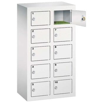 Lichtgrauer Handyfächerschrank mit 10 Fächern mit Zylinderschloss und Nummerierung, wovon das oberste Fach geöffnet ist. Der Schrank steht vor einem weißem Hintergrund.