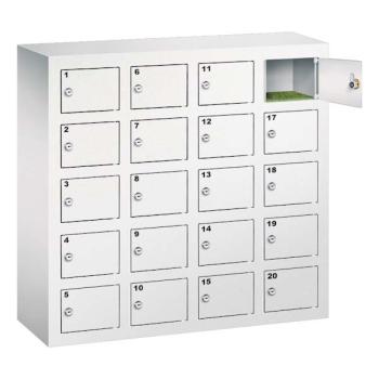 Lichtgrauer Handyfächerschrank mit 20 Fächern mit Zylinderschloss und Nummerierung, wovon das oberste Fach geöffnet ist. Der Schrank steht vor einem weißem Hintergrund.
