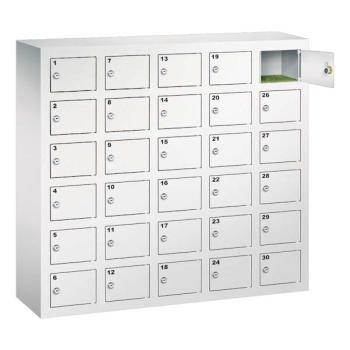 Lichtgrauer Handyfächerschrank mit 30 Fächern mit Zylinderschloss und Nummerierung, wovon das oberste Fach geöffnet ist. Der Schrank steht vor einem weißem Hintergrund.