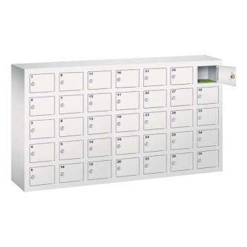 Lichtgrauer Handyfächerschrank mit 35 Fächern mit Zylinderschloss und Nummerierung, wovon das oberste Fach geöffnet ist. Der Schrank steht vor einem weißem Hintergrund.