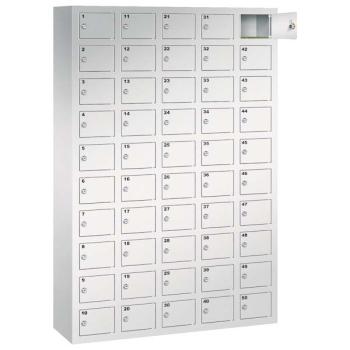 Lichtgrauer Handyfächerschrank mit 50 Fächern mit Zylinderschloss und Nummerierung, wovon das oberste Fach geöffnet ist. Der Schrank steht vor einem weißem Hintergrund.