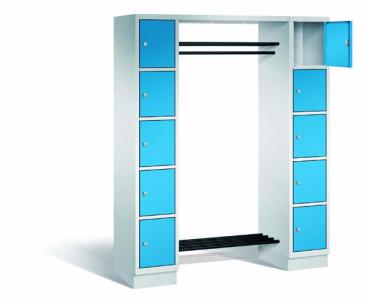 Lichtgrau Garderobenschrank. Links 5 Schließfächer in Lichtblau.  Im Mittelteil eine Garderobenstange sowie Schuhablage in Graphitschwarz. Rechts 5 Schließfächer in Lichtblau. Der Schrank steht vor einem weißen Hintergrund.