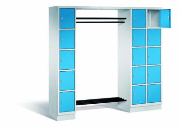 Lichtgrauer Garderobenschrank mit 15 Fächern – fünf links, zehn rechts. Die Türen sind in lichtblau gehalten. Ein Schuhrost unten und eine Kleiderstange oben für eine Verbindung beider Teile. Das Produkt steht vor einem weißen Hintergrund.