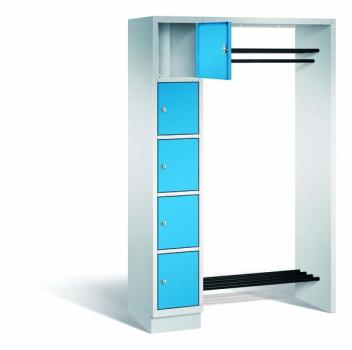 Ein lichtgrauer Garderobenschrank mit fünf Fächern auf der linken Seite. Die Türen sind in lichtblau gehalten und die oberste Tür steht offen. Dazu ein Schuhrost und eine Kleiderstange. Der Schrank steht vor einem weißen Hintergrund.