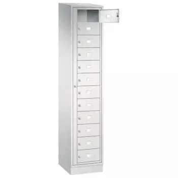 Lichtgrauer Wäschetauschrank vor weißem Hintergrund mit Drehriegel. Der Schrank besitzt 12 Fächer, wovon das erste geöffnet ist. Unterhalb befindet sich ein Stahlblechsockel.