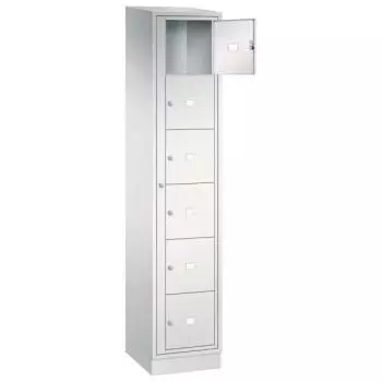 Lichtgrauer Wäschetauschrank vor weißem Hintergrund mit Drehriegel. Der Schrank besitzt 6 Fächer, wovon das erste geöffnet ist. Unterhalb befindet sich ein Stahlblechsockel.