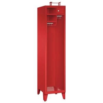 Ein feuerroter Feuerwehrschrank mit einem Abteil, einem Helmständer und zwei Ablagefächern. Zusätzlich ein Wertfach mit Zylinderschloss und zwei Metallkleiderstangen mit Schiebehaken. Das Produkt steht vor einem weißen Hintergrund.