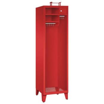 Ein feuerroter Feuerwehrschrank mit einem Abteil, einem Helmständer und zwei Ablagefächern. Zusätzlich ein Wertfach mit Zylinderschloss und zwei Metallkleiderstangen mit Schiebehaken. Das Produkt steht vor einem weißen Hintergrund.