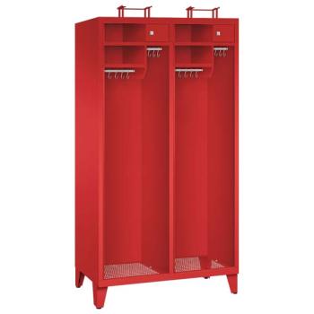 Ein feuerroter Feuerwehrschrank mit zwei Abteilen, zwei Helmständern, vier Ablagefächern, zwei abschließbaren Wertfächern und vier Metallkleiderstangen mit Schiebehaken – präsentiert vor einem weißen Hintergrund.