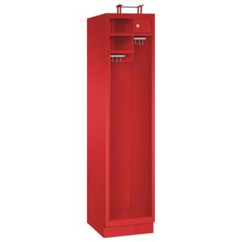 Ein feuerroter Feuerwehrschrank mit einem Abteil, einem Helmständer und zwei Ablagefächern. Zusätzlich ein Wertfach mit Zylinderschloss und zwei Metallkleiderstangen mit Schiebehaken. Das Produkt steht vor einem weißen Hintergrund.
