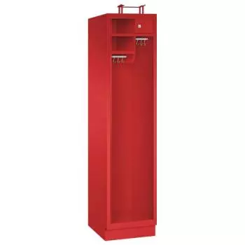 Ein feuerroter Feuerwehrschrank mit einem Abteil, einem Helmständer und zwei Ablagefächern. Zusätzlich ein Wertfach mit Zylinderschloss und zwei Metallkleiderstangen mit Schiebehaken. Das Produkt steht vor einem weißen Hintergrund.