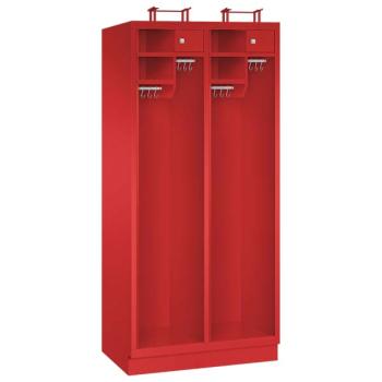 Ein feuerroter Feuerwehrschrank mit zwei Abteilen, zwei Helmständern, vier Ablagefächern, zwei abschließbaren Wertfächern und vier Metallkleiderstangen mit Schiebehaken – präsentiert vor einem weißen Hintergrund.