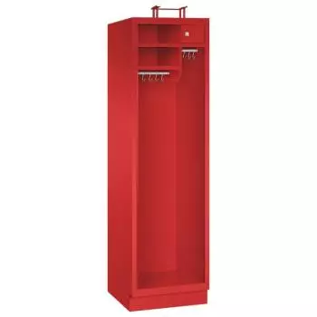 Ein feuerroter Feuerwehrschrank mit einem Abteil, einem Helmständer und zwei Ablagefächern. Zusätzlich ein Wertfach mit Zylinderschloss und zwei Metallkleiderstangen mit Schiebehaken. Das Produkt steht vor einem weißen Hintergrund.