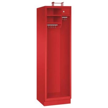 Ein feuerroter Feuerwehrschrank mit einem Abteil, einem Helmständer und zwei Ablagefächern. Zusätzlich ein Wertfach mit Zylinderschloss und zwei Metallkleiderstangen mit Schiebehaken. Das Produkt steht vor einem weißen Hintergrund.