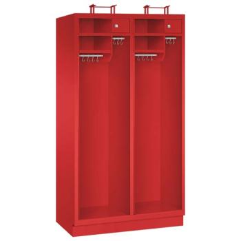Ein feuerroter Feuerwehrschrank mit zwei Abteilen, zwei Helmständern, vier Ablagefächern, zwei abschließbaren Wertfächern und vier Metallkleiderstangen mit Schiebehaken – präsentiert vor einem weißen Hintergrund.