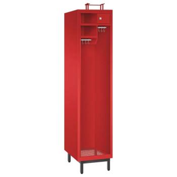 Ein feuerroter Feuerwehrschrank mit einem Abteil, einem Helmständer und zwei Ablagefächern. Zusätzlich ein Wertfach mit Zylinderschloss und zwei Metallkleiderstangen mit Schiebehaken. Das Produkt steht vor einem weißen Hintergrund.