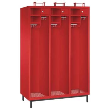 Ein feuerroter Feuerwehrschrank mit drei Abteilen, drei Helmständern, sechs Ablagefächern, drei abschließbaren Wertfächern und sechs Metallkleiderstangen mit Schiebehaken – präsentiert vor einem weißen Hintergrund.