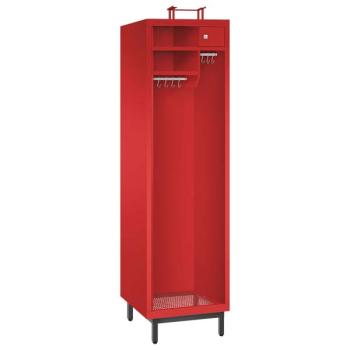 Ein feuerroter Feuerwehrschrank mit einem Abteil, einem Helmständer und zwei Ablagefächern. Zusätzlich ein Wertfach mit Zylinderschloss und zwei Metallkleiderstangen mit Schiebehaken. Das Produkt steht vor einem weißen Hintergrund.