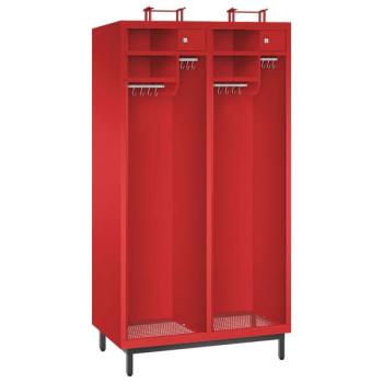 Ein feuerroter Feuerwehrschrank mit zwei Abteilen, zwei Helmständern, vier Ablagefächern, zwei abschließbaren Wertfächern und vier Metallkleiderstangen mit Schiebehaken – präsentiert vor einem weißen Hintergrund.