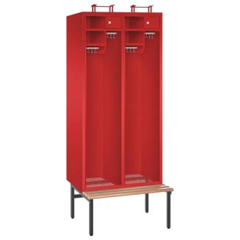 Ein feuerroter Feuerwehrschrank mit zwei Abteilen, einer Sitzbank, zwei Helmständern, vier Ablagefächern, zwei abschließbaren Wertfächern und vier Metallkleiderstangen mit Schiebehaken – präsentiert vor einem weißen Hintergrund.