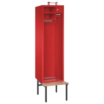 Ein feuerroter Feuerwehrschrank mit einem Abteil, einer Sitzbank, einem Helmständer und zwei Ablagefächern. Zusätzlich ein Wertfach mit Zylinderschloss und zwei Metallkleiderstangen mit Schiebehaken. Das Produkt steht vor einem weißen Hintergrund.