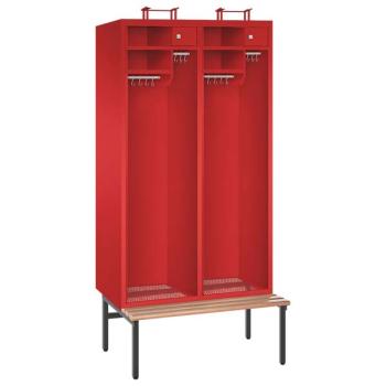 Ein feuerroter Feuerwehrschrank mit zwei Abteilen, einer Sitzbank, zwei Helmständern, vier Ablagefächern, zwei abschließbaren Wertfächern und vier Metallkleiderstangen mit Schiebehaken – präsentiert vor einem weißen Hintergrund.