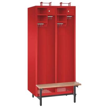 Ein feuerroter Feuerwehrschrank mit zwei Abteilen, einer Sitzbank, zwei Helmständern, vier Ablagefächern, zwei abschließbaren Wertfächern und vier Metallkleiderstangen mit Schiebehaken – präsentiert vor einem weißen Hintergrund.