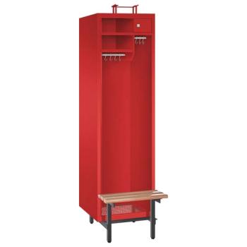 Ein feuerroter Feuerwehrschrank mit einem Abteil, einer Sitzbank, einem Helmständer und zwei Ablagefächern. Zusätzlich ein Wertfach mit Zylinderschloss und zwei Metallkleiderstangen mit Schiebehaken. Das Produkt steht vor einem weißen Hintergrund.