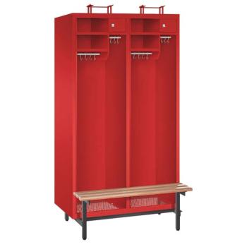 Ein feuerroter Feuerwehrschrank mit zwei Abteilen, einer Sitzbank, zwei Helmständern, vier Ablagefächern, zwei abschließbaren Wertfächern und vier Metallkleiderstangen mit Schiebehaken – präsentiert vor einem weißen Hintergrund.