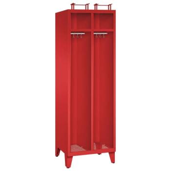 Ein feuerroter Feuerwehrschrank mit zwei Abteilen, zwei Helmfächern, zwei Ablagefächern und zwei Kleiderstangen mit Kleiderhaken. Der Unterbau besteht aus Stahlblechfüßen. Das Produkt steht vor einem weißen Hintergrund.