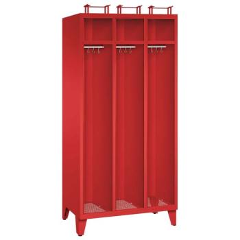 Ein feuerroter Feuerwehrschrank mit drei Abteilen, drei Helmfächern, drei Ablagefächern und drei Kleiderstangen mit Kleiderhaken. Der Unterbau besteht aus Stahlblechfüßen. Das Produkt steht vor einem weißen Hintergrund.