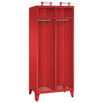 Ein feuerroter Feuerwehrschrank mit zwei Abteilen, zwei Helmfächern, zwei Ablagefächern und zwei Kleiderstangen mit Kleiderhaken. Der Unterbau besteht aus Stahlblechfüßen. Das Produkt steht vor einem weißen Hintergrund.