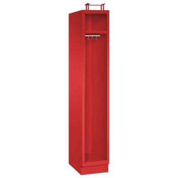 Ein feuerroter Feuerwehrschrank mit einem Abteil, einem Helmfach, einem Ablagefach und einer Kleiderstange mit Kleiderhaken. Der Unterbau besteht aus einem Stahlblechsockel. Das Produkt steht vor einem weißen Hintergrund.
