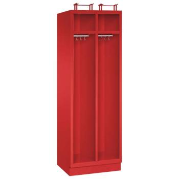 Ein feuerroter Feuerwehrschrank mit zwei Abteilen, zwei Helmfächern, zwei Ablagefächern und zwei Kleiderstangen mit Kleiderhaken. Der Unterbau besteht aus einem Stahlblechsockel. Das Produkt steht vor einem weißen Hintergrund.