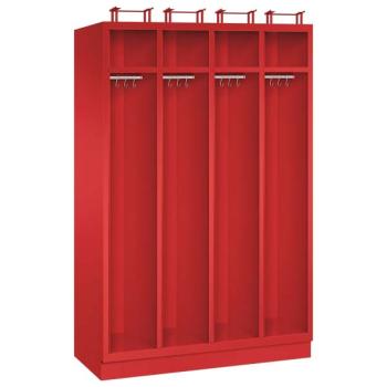 Ein feuerroter Feuerwehrschrank mit vier Abteilen, vier Helmfächern, vier Ablagefächern und vier Kleiderstangen mit Kleiderhaken. Der Unterbau besteht aus einem Stahlblechsockel. Das Produkt steht vor einem weißen Hintergrund.