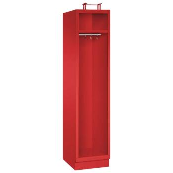 Ein feuerroter Feuerwehrschrank mit einem Abteil, einem Helmfach, einem Ablagefach und einer Kleiderstange mit Kleiderhaken. Der Unterbau besteht aus einem Stahlblechsockel. Das Produkt steht vor einem weißen Hintergrund.