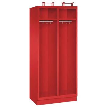 Ein feuerroter Feuerwehrschrank mit zwei Abteilen, zwei Helmfächern, zwei Ablagefächern und zwei Kleiderstangen mit Kleiderhaken. Der Unterbau besteht aus einem Stahlblechsockel. Das Produkt steht vor einem weißen Hintergrund.