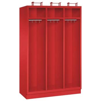 Ein feuerroter Feuerwehrschrank mit drei Abteilen, drei Helmfächern, drei Ablagefächern und drei Kleiderstangen mit Kleiderhaken. Der Unterbau besteht aus einem Stahlblechsockel. Das Produkt steht vor einem weißen Hintergrund.