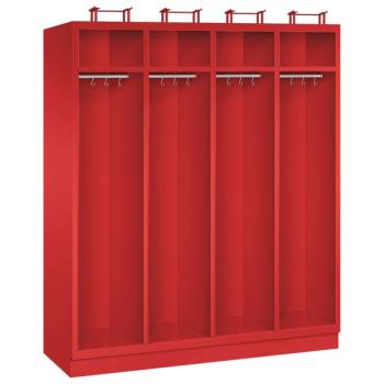 Ein feuerroter Feuerwehrschrank mit vier Abteilen, vier Helmfächern, vier Ablagefächern und vier Kleiderstangen mit Kleiderhaken. Der Unterbau besteht aus einem Stahlblechsockel. Das Produkt steht vor einem weißen Hintergrund.
