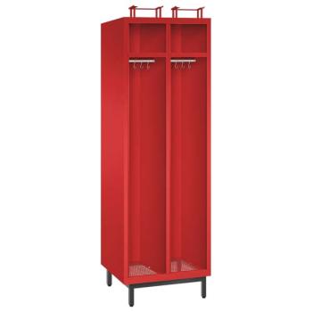 Ein feuerroter Feuerwehrschrank mit zwei Abteilen, zwei Helmfächern, zwei Ablagefächern und zwei Kleiderstangen mit Kleiderhaken. Der Unterbau besteht aus Stahlrohrfüßen. Das Produkt steht vor einem weißen Hintergrund.